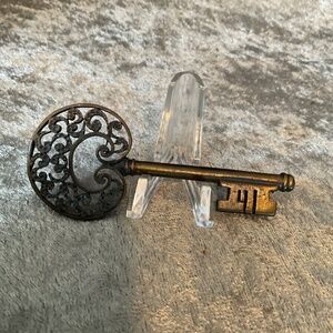 Vintage Bronzed Skeleton Key Pin